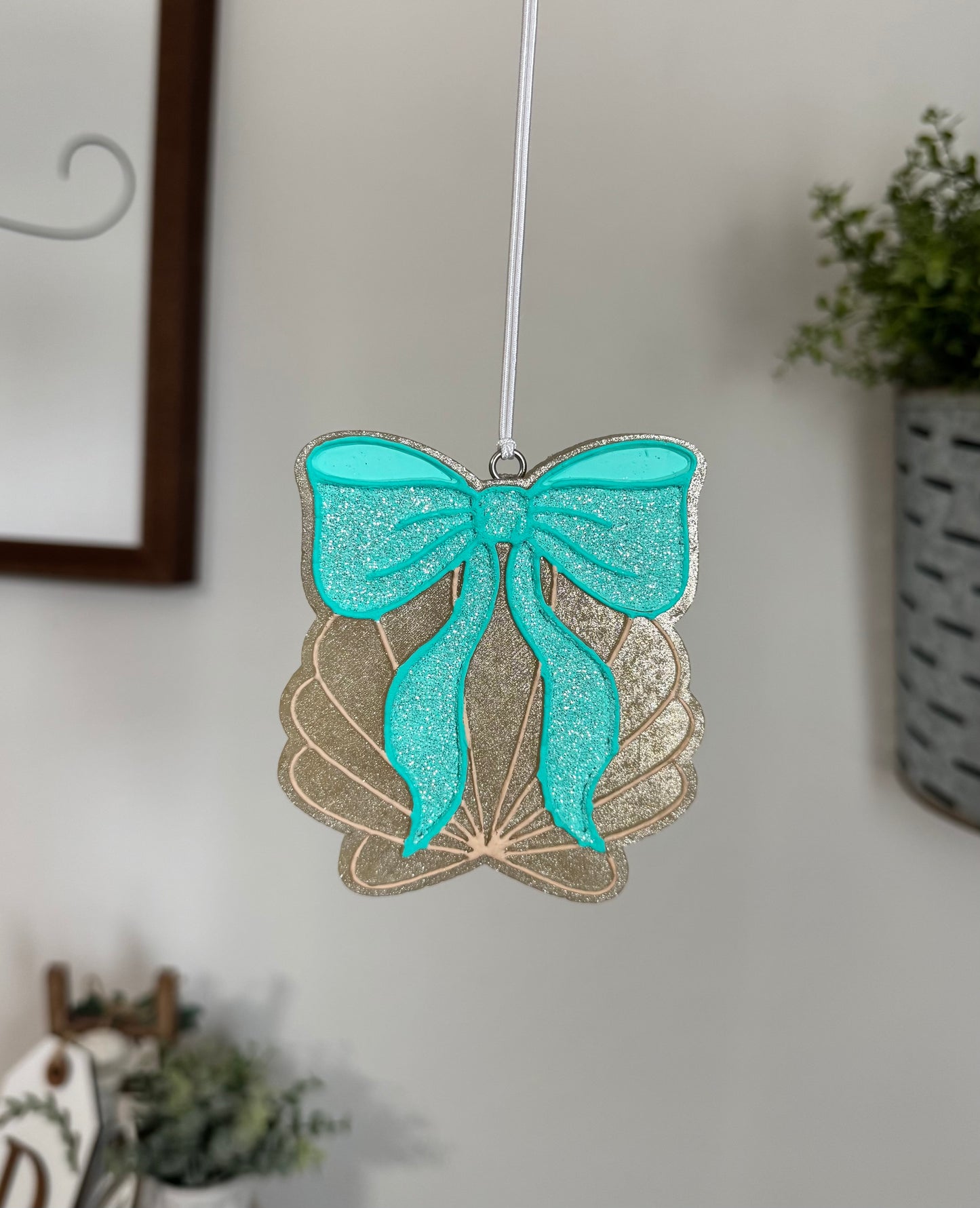Seashell with bow
