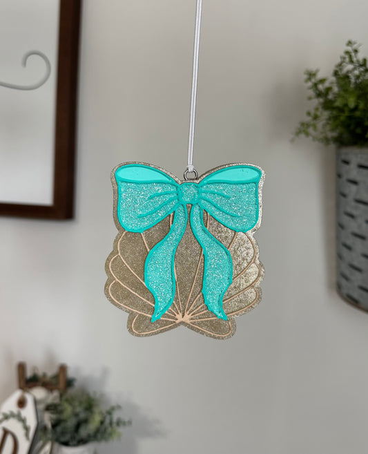 Seashell with bow